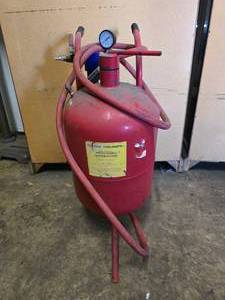 lot 11 image: Central Pneumatic 40LB Capacity Pressurized Sandblaster