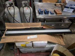 lot 40 image: 5 Electric Task Light Bar In Box