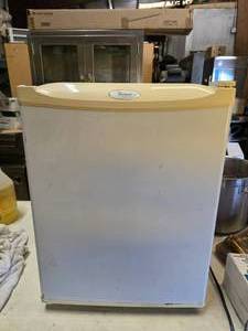 lot 91 image: Whirlpool 2.7 Cu Ft Refrigerator