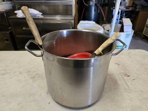 lot 95 image: Halco 1810 Thermalloy 24 QT Induction Pot w Extras