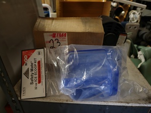 lot 122 image: NEW Traex Safety Mate 32oz Ice Scoop Kit