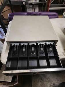 lot 124 image: M-S Electric Cash Register, Model EP-127