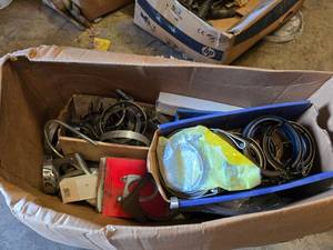 lot 165 image: Large Lot of Pipe & Hose Clamps
