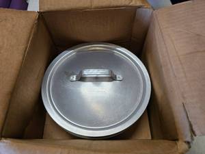 lot 181 image: Box Full of 7 NEW OLD STOCK Lincoln Wear-Ever Aluminum No 4343 Lids