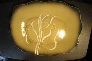 lot 5 image: Vintage Green, White and Gold SASCHAR Platter, About 18 x 14