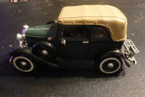 lot 61 image: National Motor Museum Mint 132 Scale Die Cast 1932 Ford Convertible Sedan