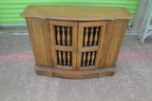 lot 8 image: 2 Door HallFoyer Credenza