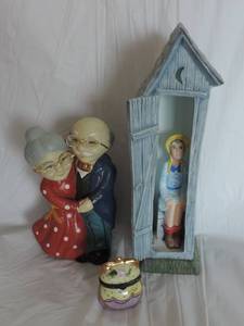 lot 11 image: Grandma & Grandpa Bank  Ceramic outhouse with woman  Small purse trinket box