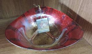 lot 15 image: Quadrifoglio Hand Decorated Bowle By a artisans in Tuscany Italy