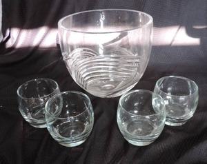 lot 17 image: Decorative bowl with 4 glasses