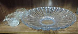 lot 19 image: Round platter  sugar & cream dishs