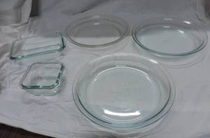 lot 24 image: Pyrex lot of 5    a hint of blue on 4 of them