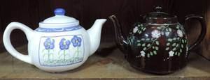 lot 30 image: 2 teapots