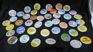 lot 50 image: vintage pinsbuttons.