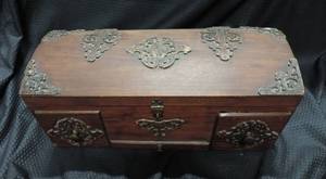 lot 56 image: Antique decorative Box Poker Set