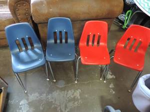 lot 78 image: Kids school chairs to Blue to red