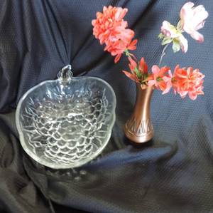 lot 86 image: Glass bowl shaped like grapes and vase with artificial flowers