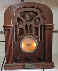 lot 100 image: Thomas Radio Collectors Edition Antique Style Cassette Player Model 411A Vintage powers on as seen in pic when posting