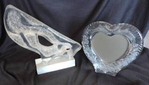 lot 121 image: Decorative piece  heart-shaped picture frame