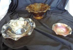 lot 122 image: Tiara Indiana Amber Glass Largest 10Footed Serving Bowl in Sandwich Daisy Pattern  and 2 wavy bowls