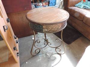 lot 131 image: Round three-legged table