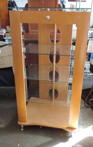 lot 132 image: Shelf with glass shelves