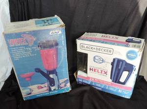 lot 140 image: Black & Decker hand mixer  hand crank blender for healthy shakes frozen drinks