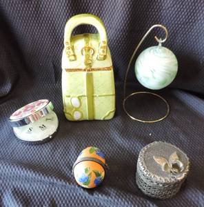 lot 178 image: Mixed lot. MSRF INC. Vintage Ceramic Green PURSE HANDBAG Hinged Trinket Box 7-12 Height  small trinket box egg  small round trinket box with a flower  swirled green Christmas ornament with hanger