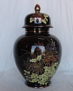 lot 181 image: Imperial Dynasty Jar vase with top