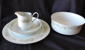 lot 183 image: Small lot of china