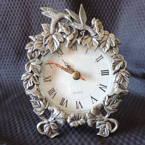 lot 186 image: Small hummingbird clock