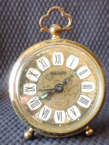 lot 187 image: Small desktop clock