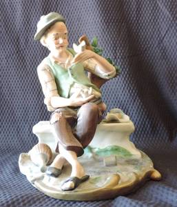 lot 189 image: Vintage Ardco Figurine Old Man Holding Dove 1970 Retro Home Interiors Decor Bird