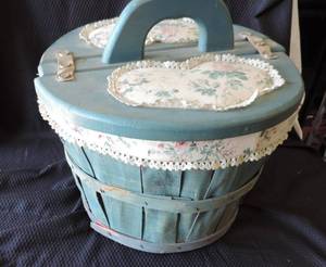 lot 196 image: Vintage sewing box