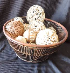 lot 207 image: Basket full of decor