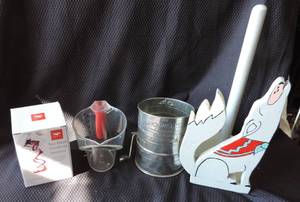 lot 210 image: Kitchen lot two blade hand spiralizer and measuring cup and sifter and paper towel holder