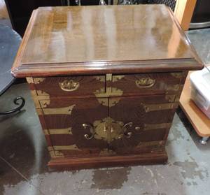 lot 238 image: End table small dresser