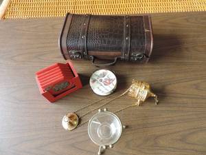 lot 252 image: Small wooden case two sets of costars small glass bowl and stand not sure what the gold thing is