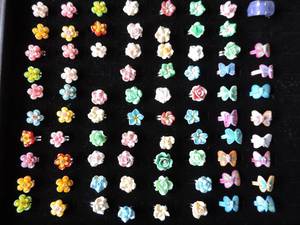 lot 257 image: Kids rings (display case not included)