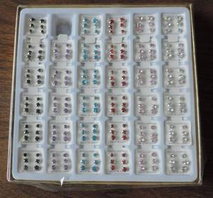 lot 258 image: Earrings on display cards