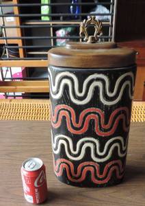 lot 285 image: Decorative canister jar with lid