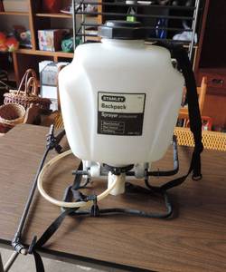 lot 287 image: Backpack sprayer holds water
