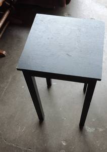 lot 293 image: Small end table