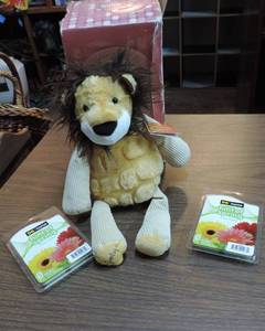 lot 303 image: Scentsy buddy lion and to wax melts