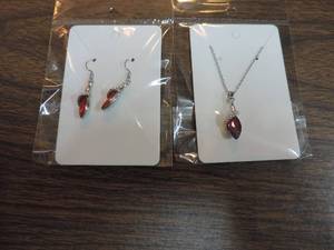 lot 318 image: Necklace and earrings