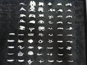 lot 324 image: Rings (display not included)