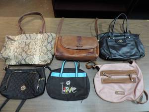 lot 339 image: Mix lot of handbags
