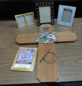 lot 375 image: Mix picture frames wood cross
