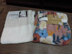 lot 456 image: 2 throw blankets