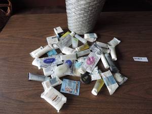 lot 473 image: Basket full of motel shampoo conditioner lotion face wipes soap